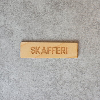 Skafferi (Träskylt) Gravyr