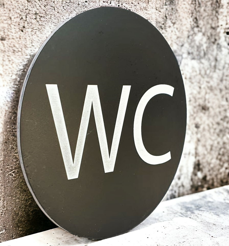 WC Cirkel Svart med vit text Gravyr