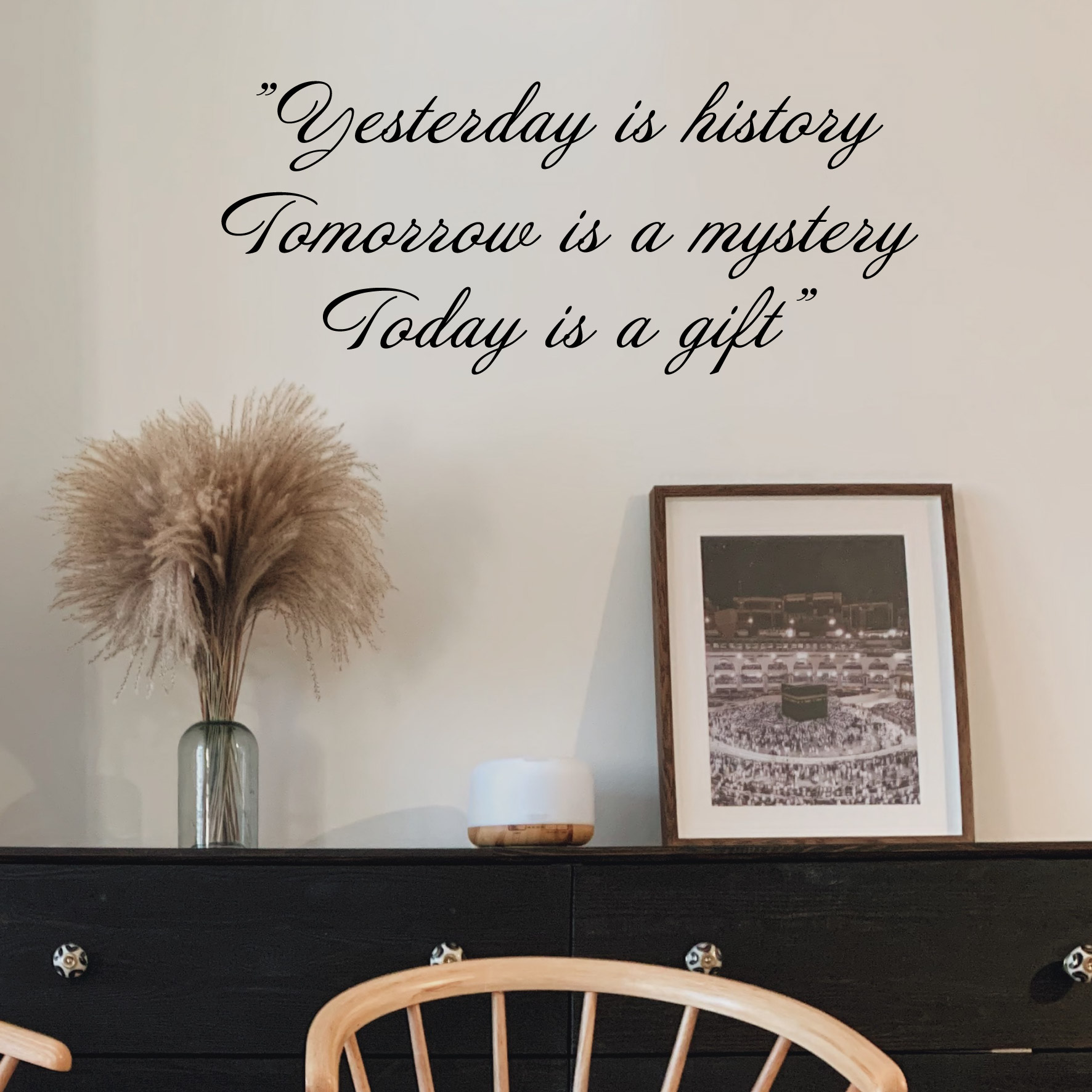 Yesterday is history Väggord
