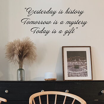 Yesterday is history Väggord