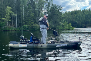 Tretkajakfahrer Fange mehr Fische Wir haben viele Angelkajaks auf Lager