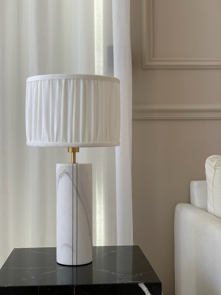 Vit-marmor-lampa-Vanessa-sammet-guld