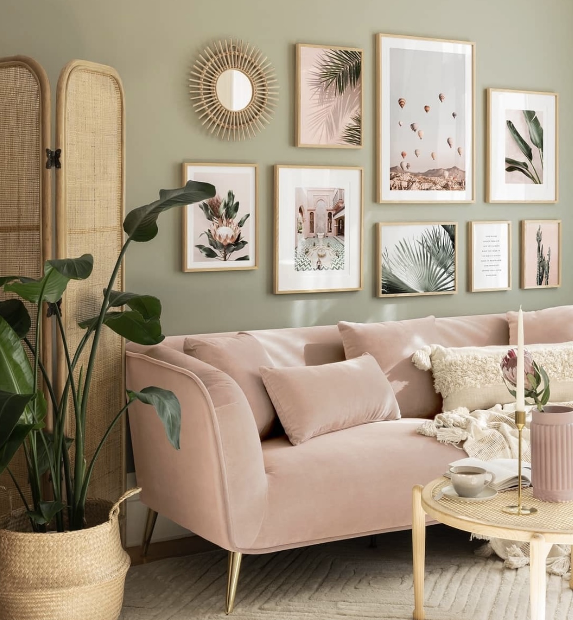 Färgglad rosa pastellfärgad soffa stående i ett rum med ljusgröna väggar och flera posters på väggar för inspiration med soffbord framför