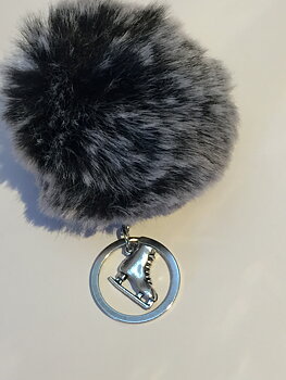 Nyckelring fluffig boll med silverberlock på