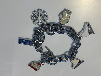 Armband med berlocker