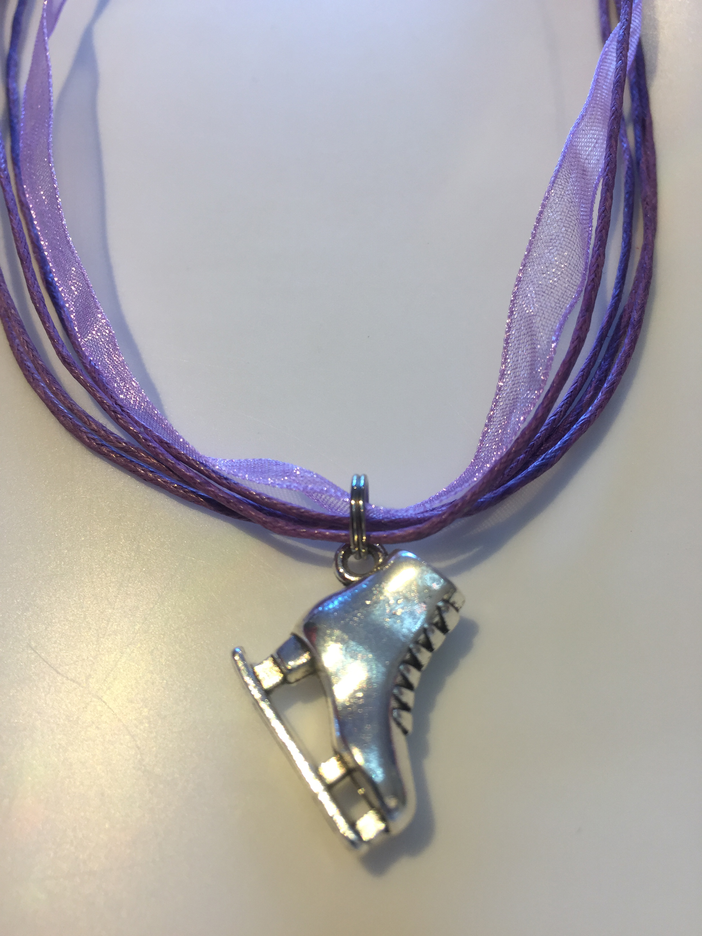 Halsband i band med skridskoberlock - 4