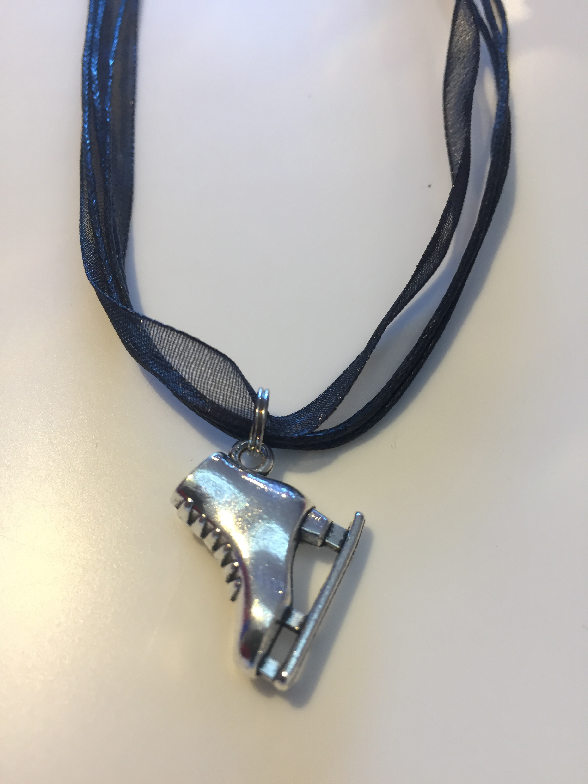 Halsband i band med skridskoberlock - 3