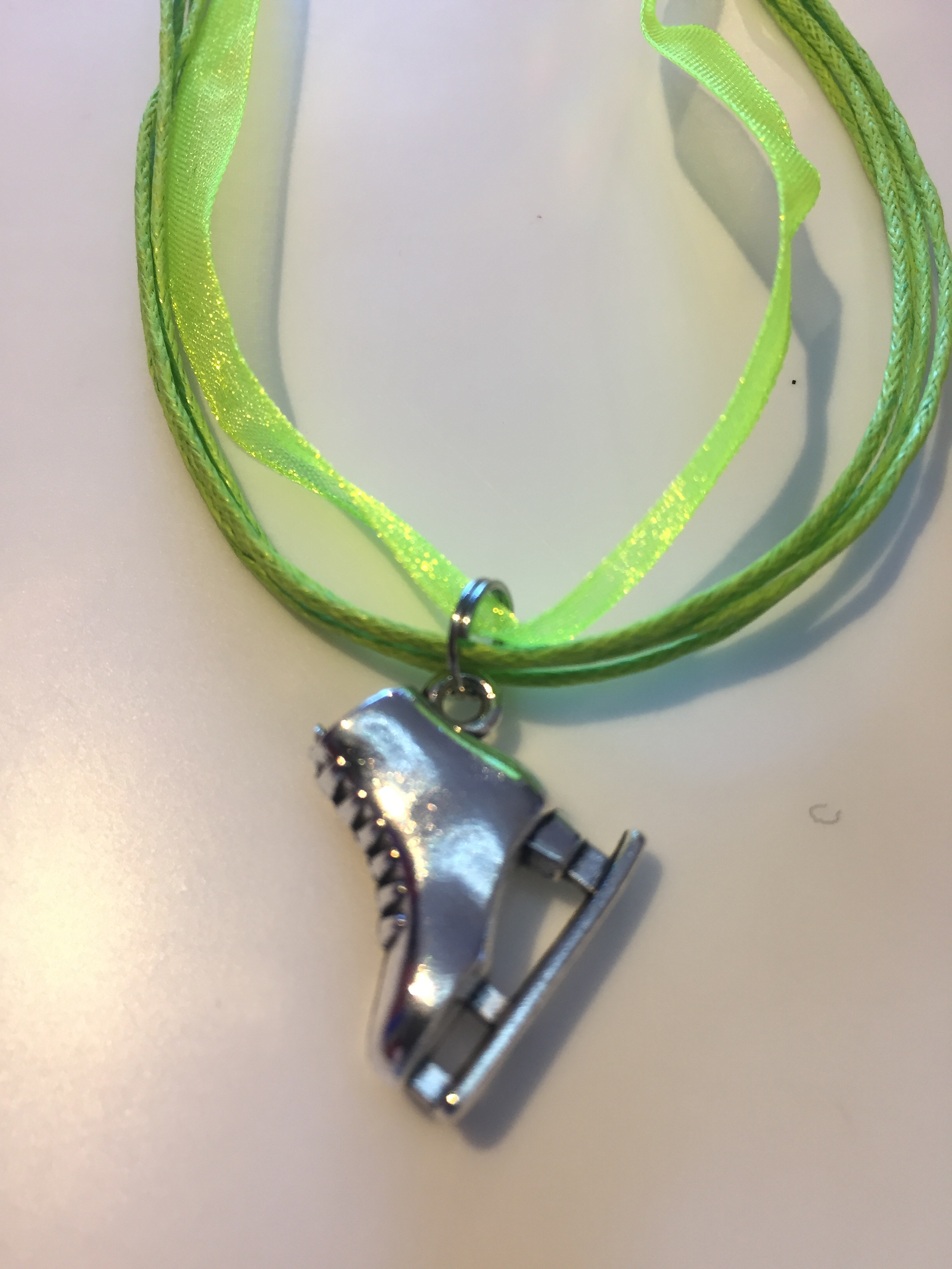 Halsband i band med skridskoberlock - 6