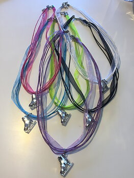 Halsband i band med skridskoberlock