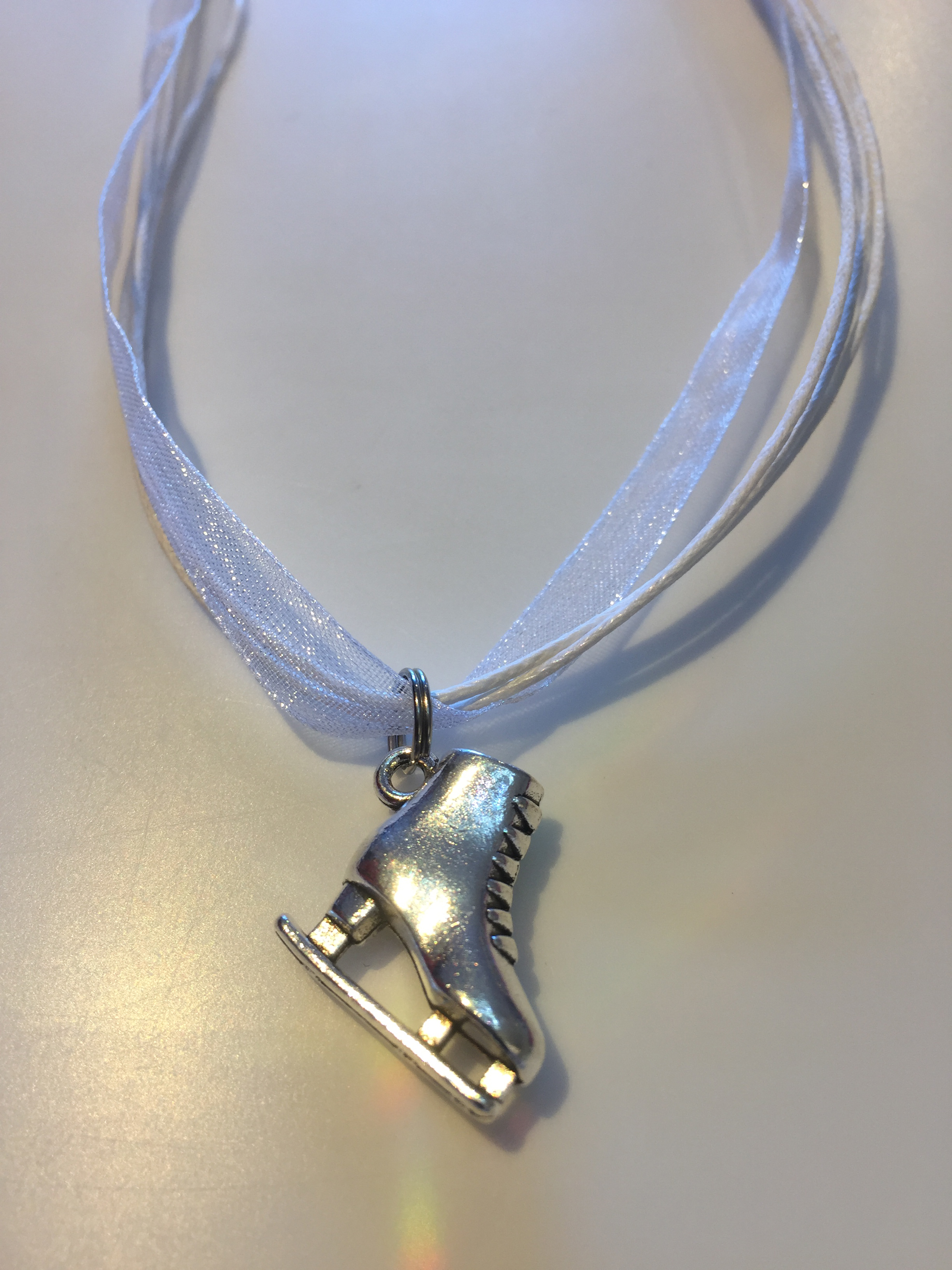 Halsband i band med skridskoberlock - 2