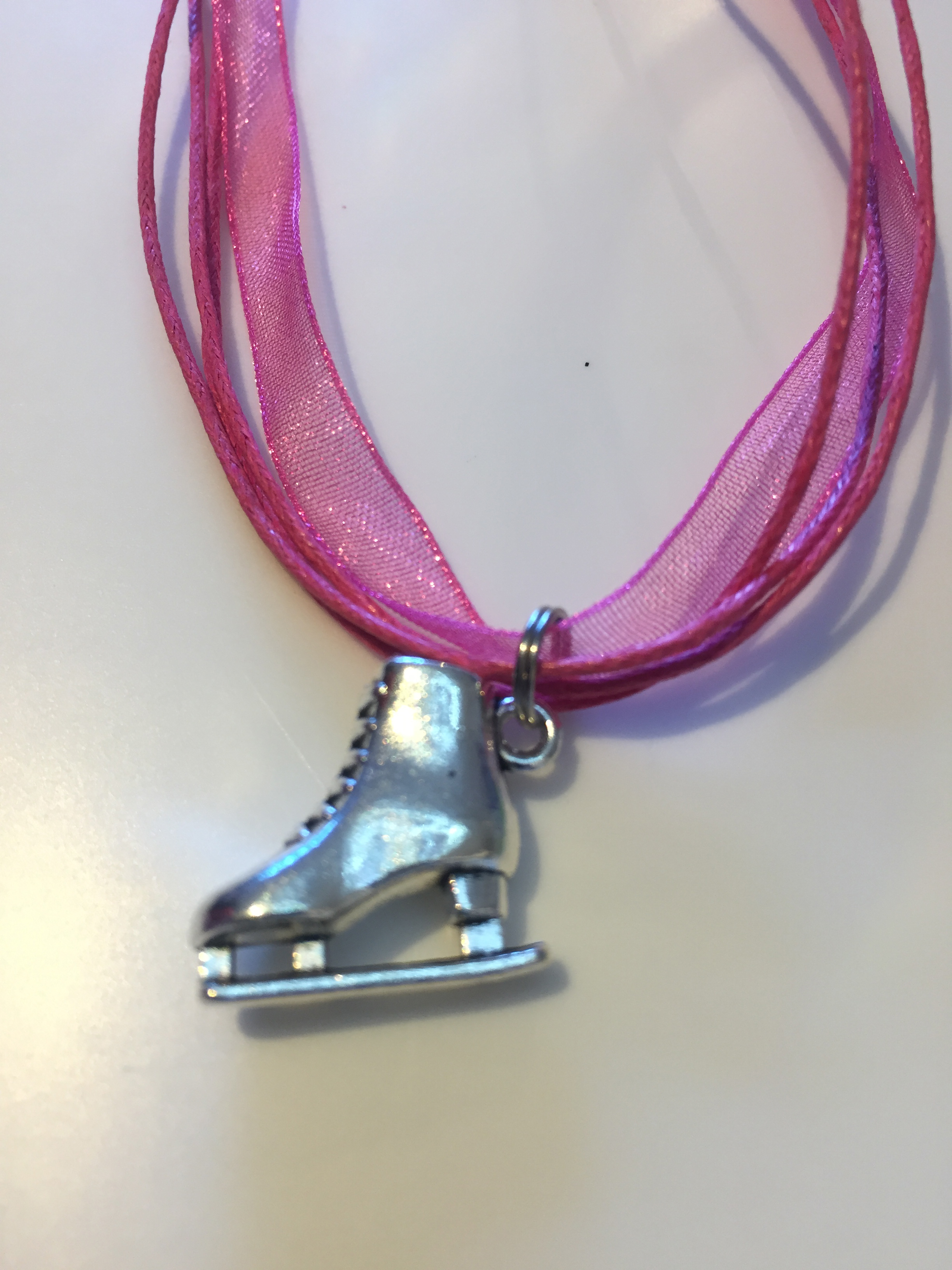 Halsband i band med skridskoberlock - 5