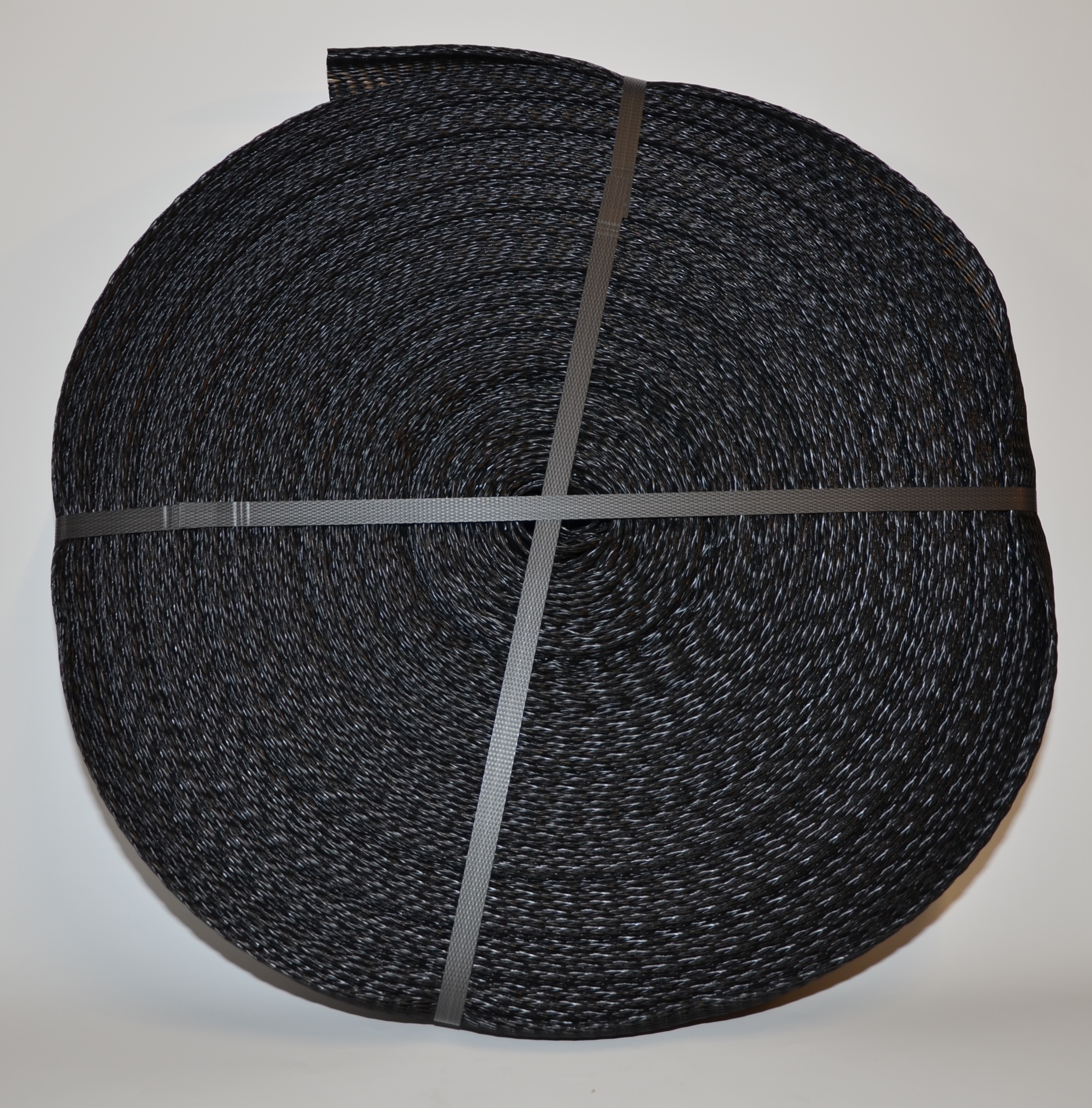 Emballagestrumpa 4-7,5 cm svart  i rulle om 50 m