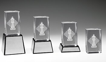 Schackpjäs i 3D glas - 4 olika storlekar - Inklusive skylt med text