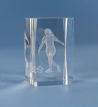 Fotbollsspelare Dam i 3D glas - 4 olika storlekar - Pris inklusive skylt med text
