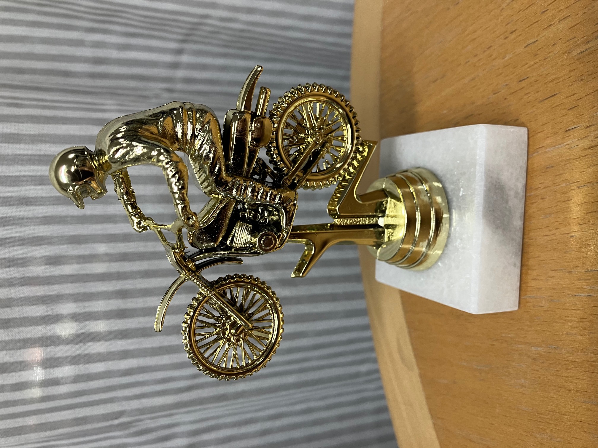 Motocross statyett guldfärgad 130 mm
