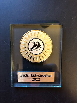 Glasplakett Neutral 100x80x10 mm med monterad skylt i metall och med eget motiv - Priset ingår skylt med valfri text/motiv