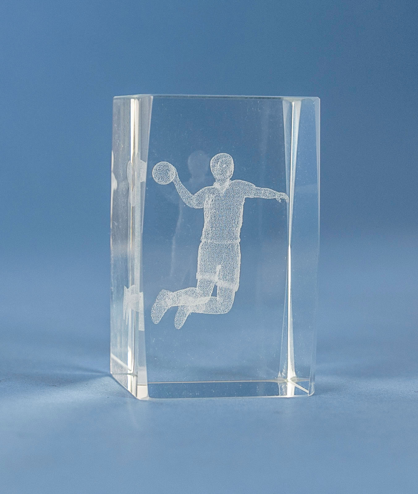 Handbollsspelare i 3D glas - 4 olika storlekar - Inklusive skylt med text