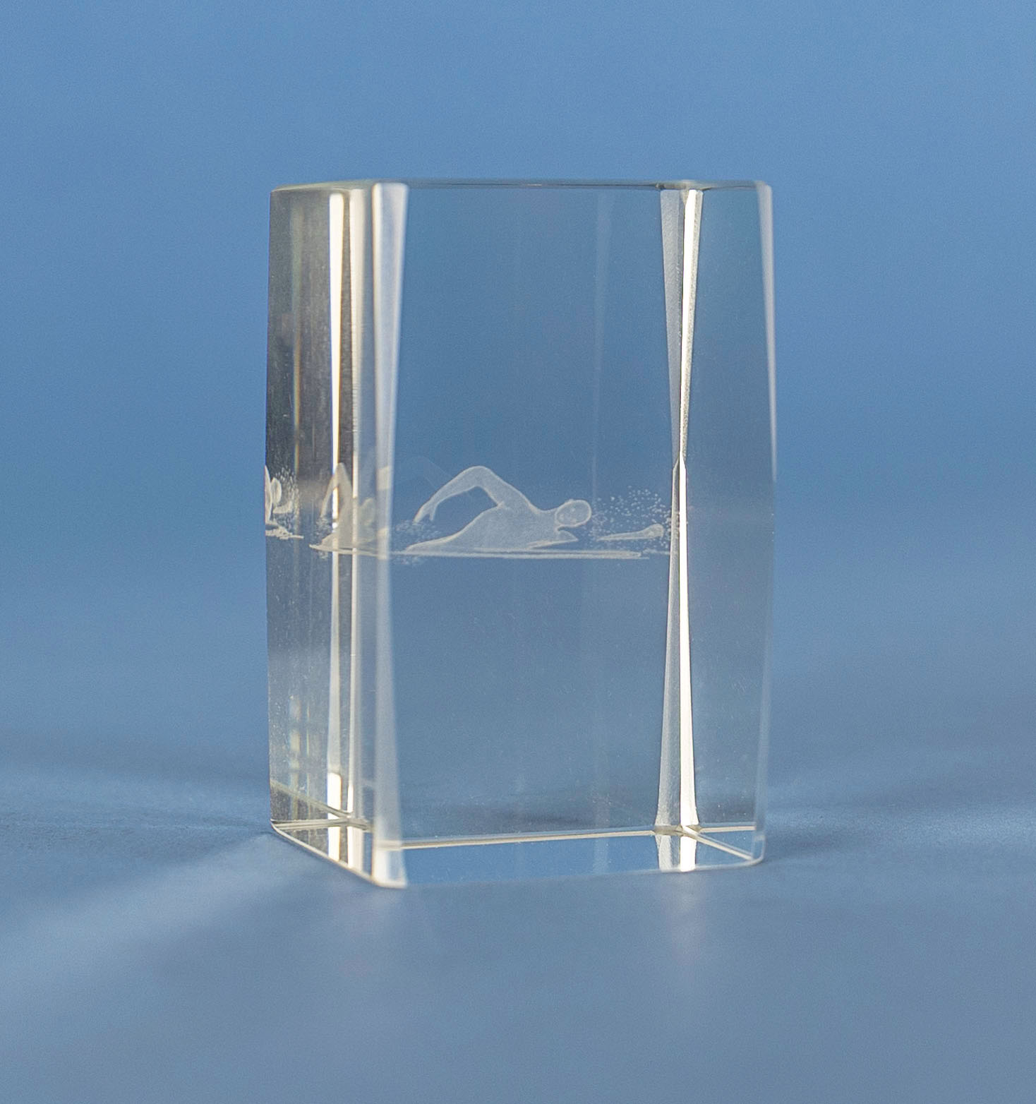 Simning i 3D glas - 4 olika storlekar - Inklusive skylt med text - 2