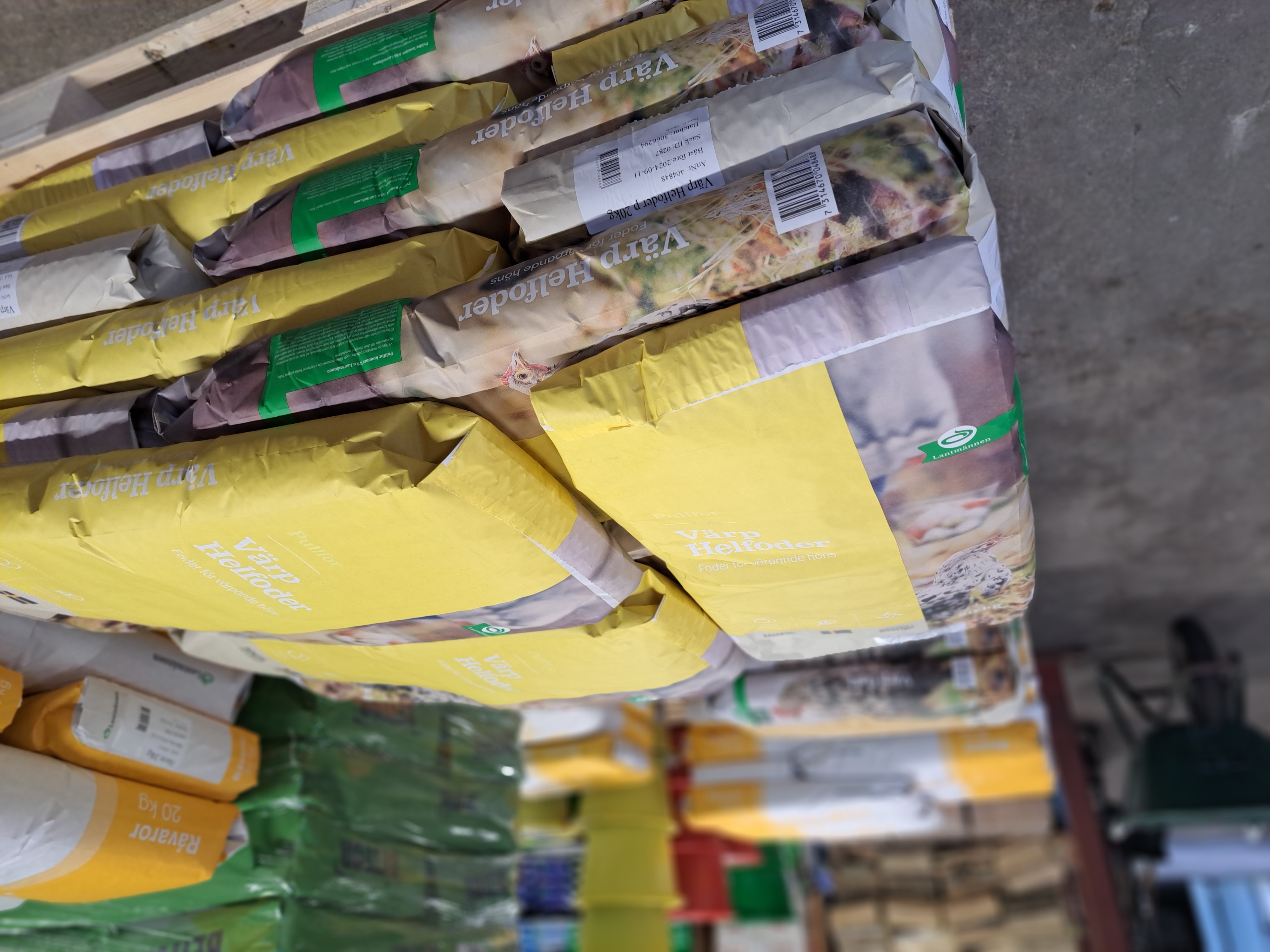 Vi har stort utbud på djurfoder.  