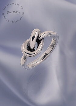 Kärleksknuten silver ring