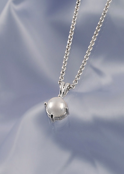 Pearl encased in silver on a 42 cm silver chain