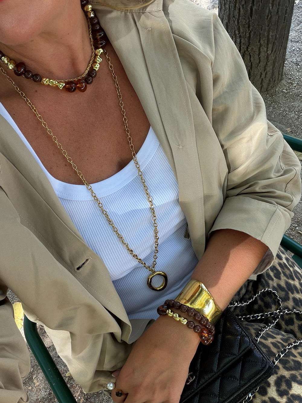 Halsband i guld och pärlor i flera längder