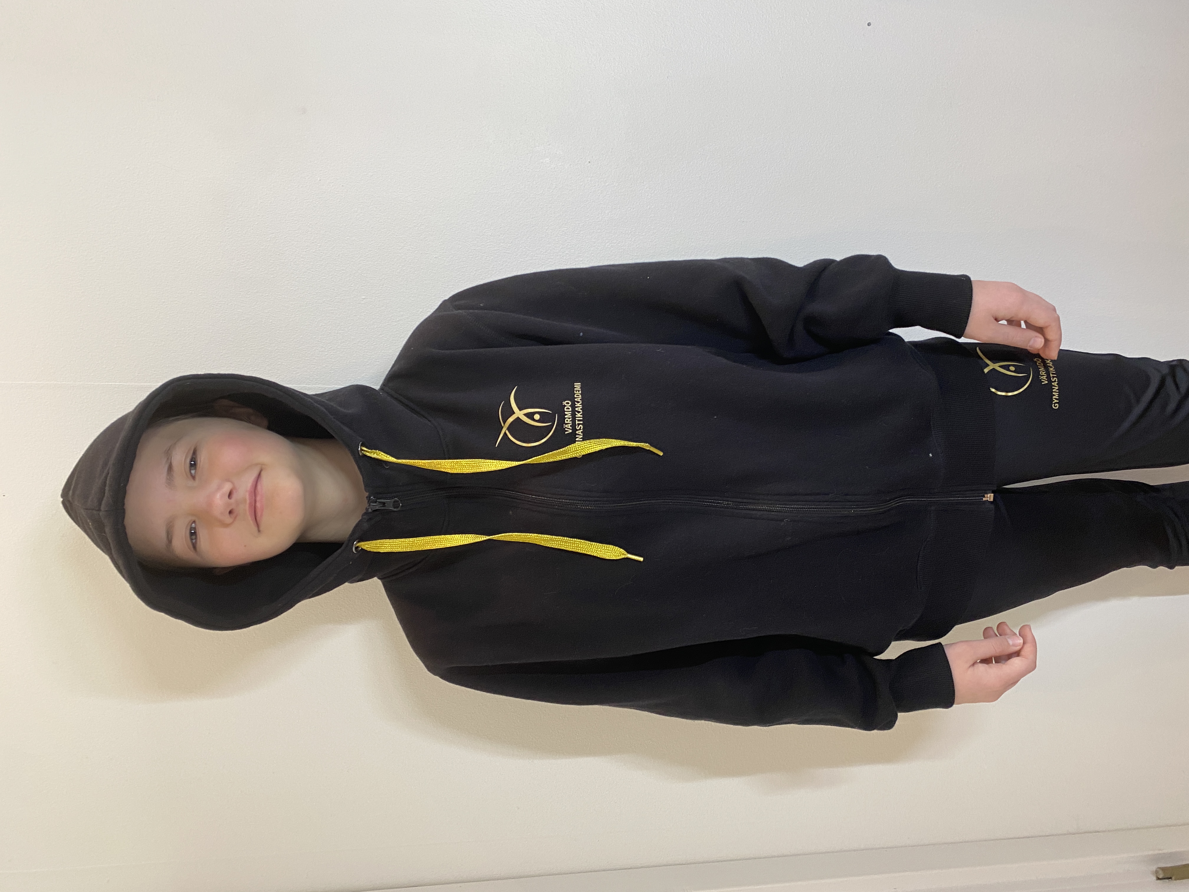 Svart ziphoodie med guldsnören för Värmdö Gymnastikakademi, junior- och seniormodell - 3