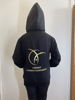 Svart ziphoodie med guldsnören för Värmdö Gymnastikakademi, junior- och seniormodell