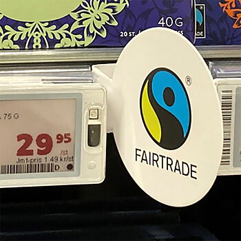 En hyllkantsskylt i papper med Fairtrade-logotypen som kan sättas upp i butikshyllan