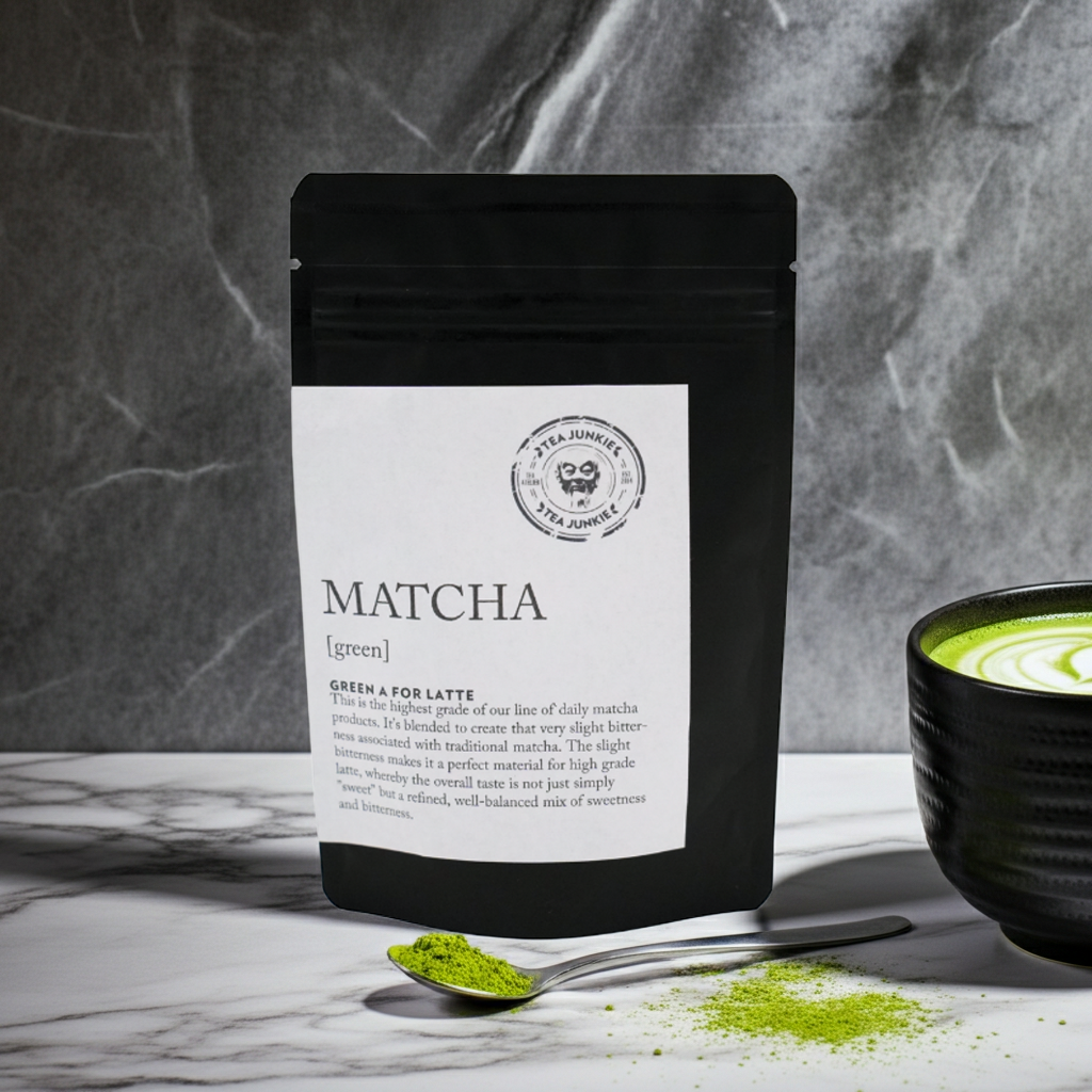 MATCHA LATTE superior grade med en en sked matchapulver