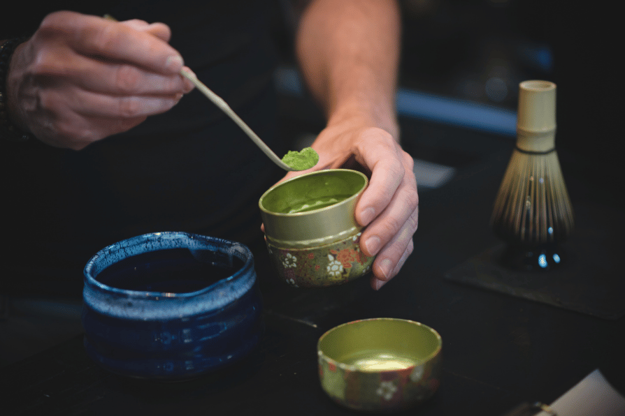 Addera 2 gram matcha i en torr matchabowl.