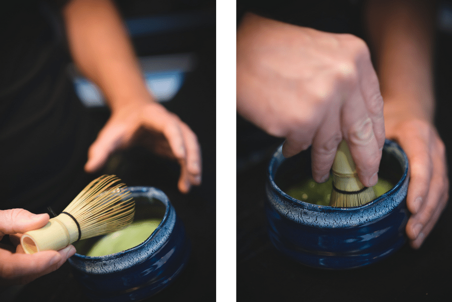 Vispa din matcha med handen efter formen av ett M för att få ett fint skum.