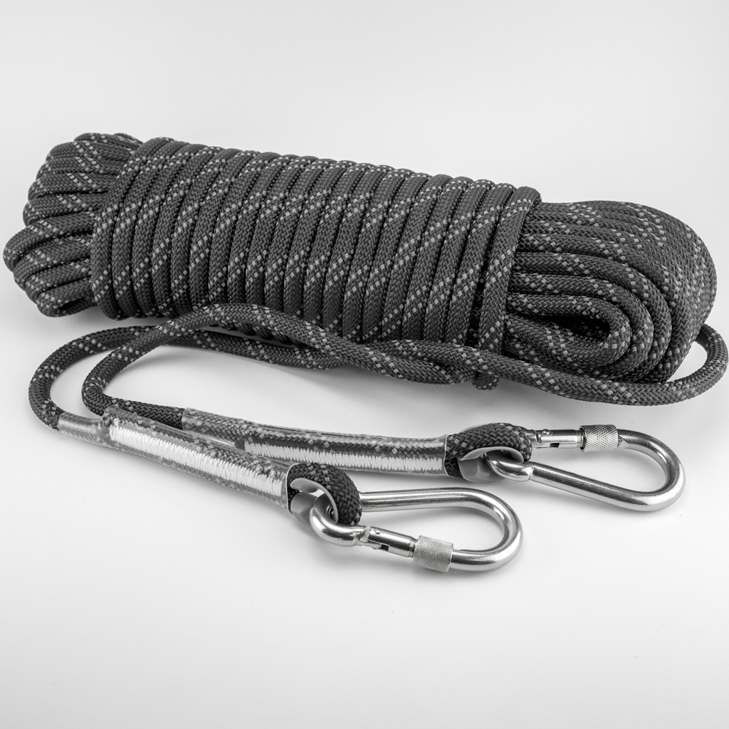 Durable rope with carabiners, 30 meters