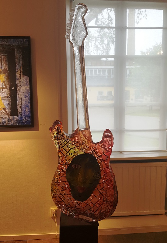 Gitarr med Huvud Röd - Unikat - 4