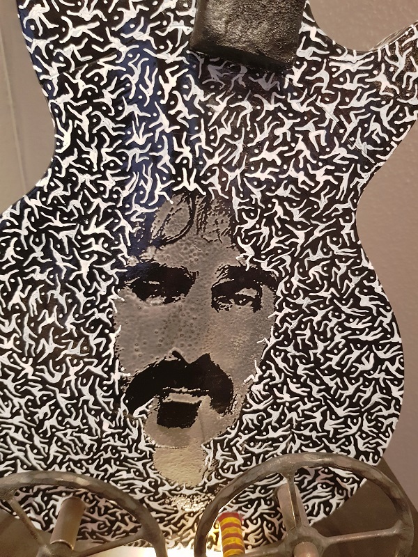 Gitarr Frank Zappa Svart Vit - Kosta Boda Unikat - 2
