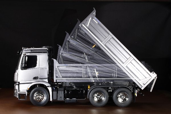 TAMIYA MERCEDES-BENZ AROCS 3348 6X4 TIPPER TRUCK 1/14 - 4