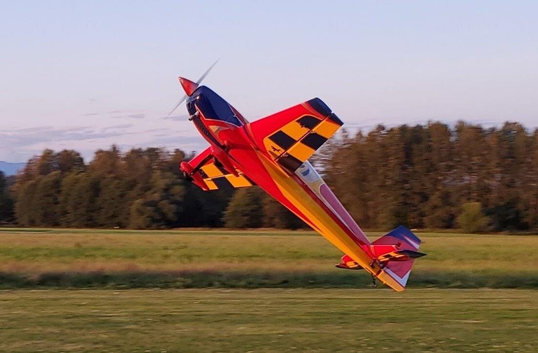 Extreme Flight Extra 300 V2 - Red/Blue/Yellow 2.64m 104inch - 4