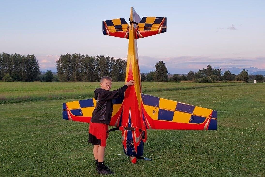 Extreme Flight Extra 300 V2 - Red/Blue/Yellow 2.64m 104inch - 5