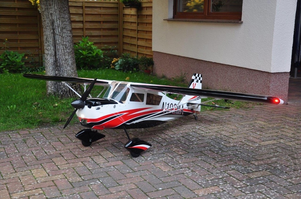 Pilot RC Decathlon röd /vit / svart sp: 4.58m