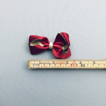 MÖRKRÖD - GULD ROSETT 8 cm