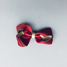 MÖRKRÖD - GULD ROSETT 8 cm