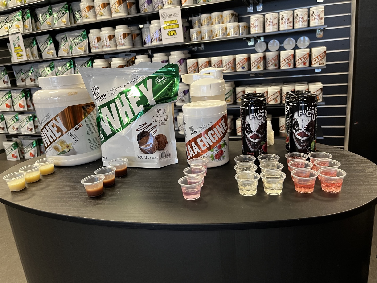 Provsmakning av Swedish Supplements med produkter och smakprover på ett gym