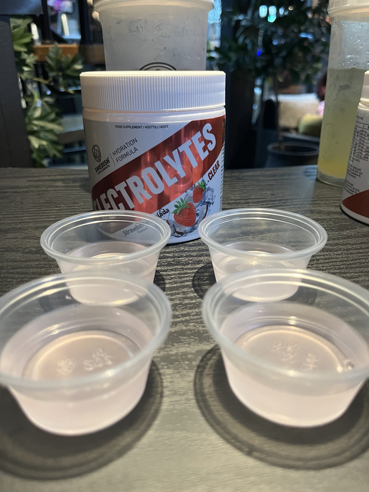 Clear Electrolytes med provsmakningsmuggar