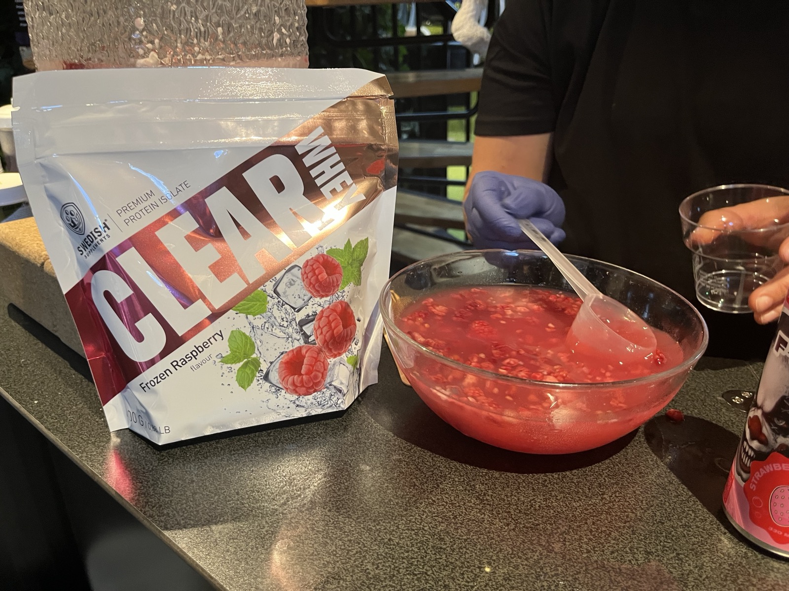 Clear Whey Frozen Raspberry förbereds för provsmakning