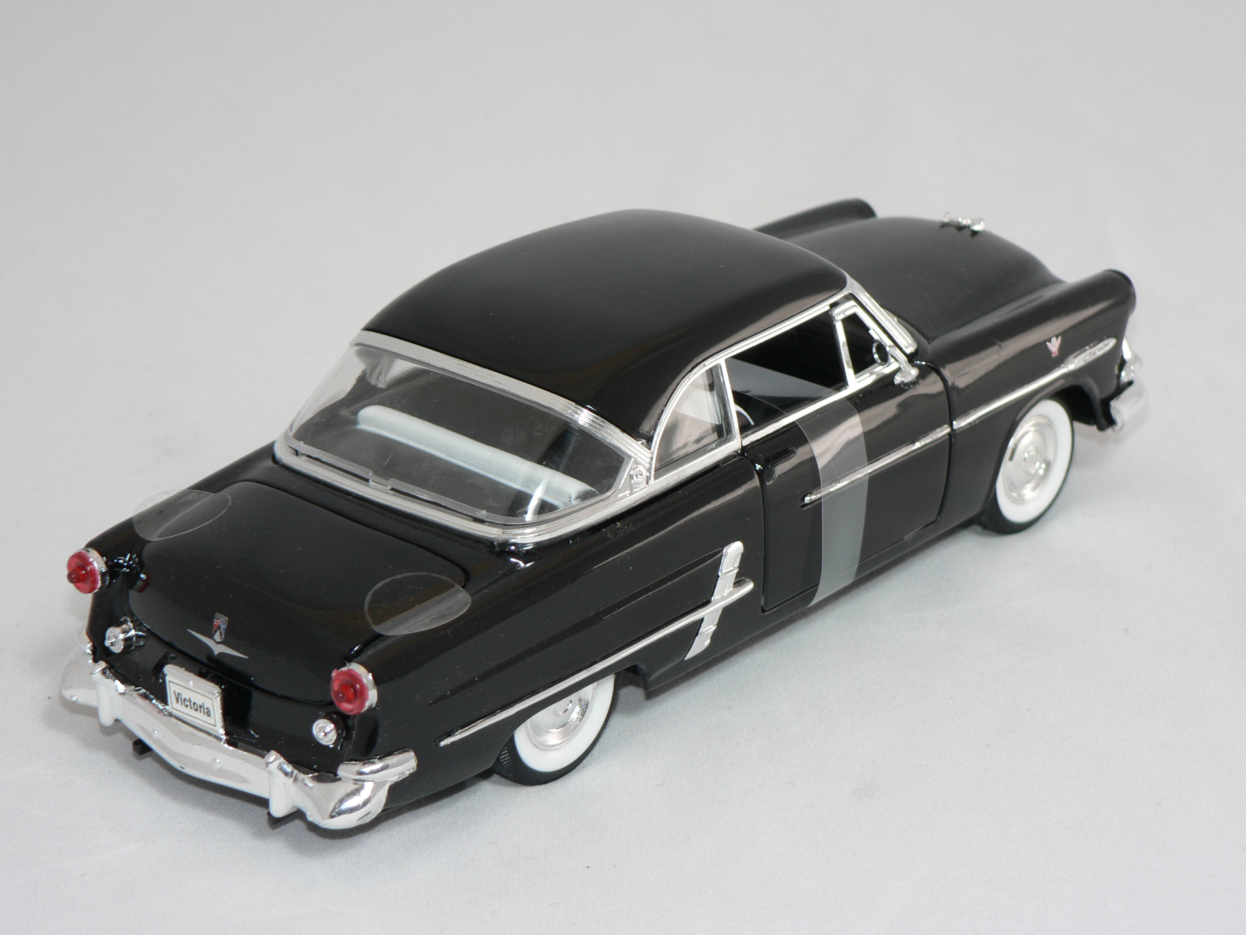 Ford Crestline Victoria -1953  1:24 Welly - 2