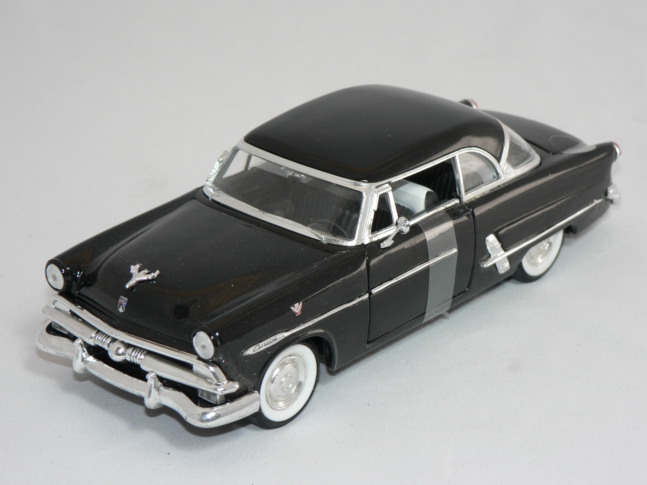 Ford Crestline Victoria -1953  1:24 Welly