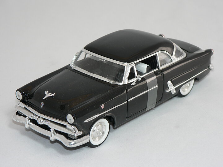 Ford Crestline Victoria -1953  1:24 Welly