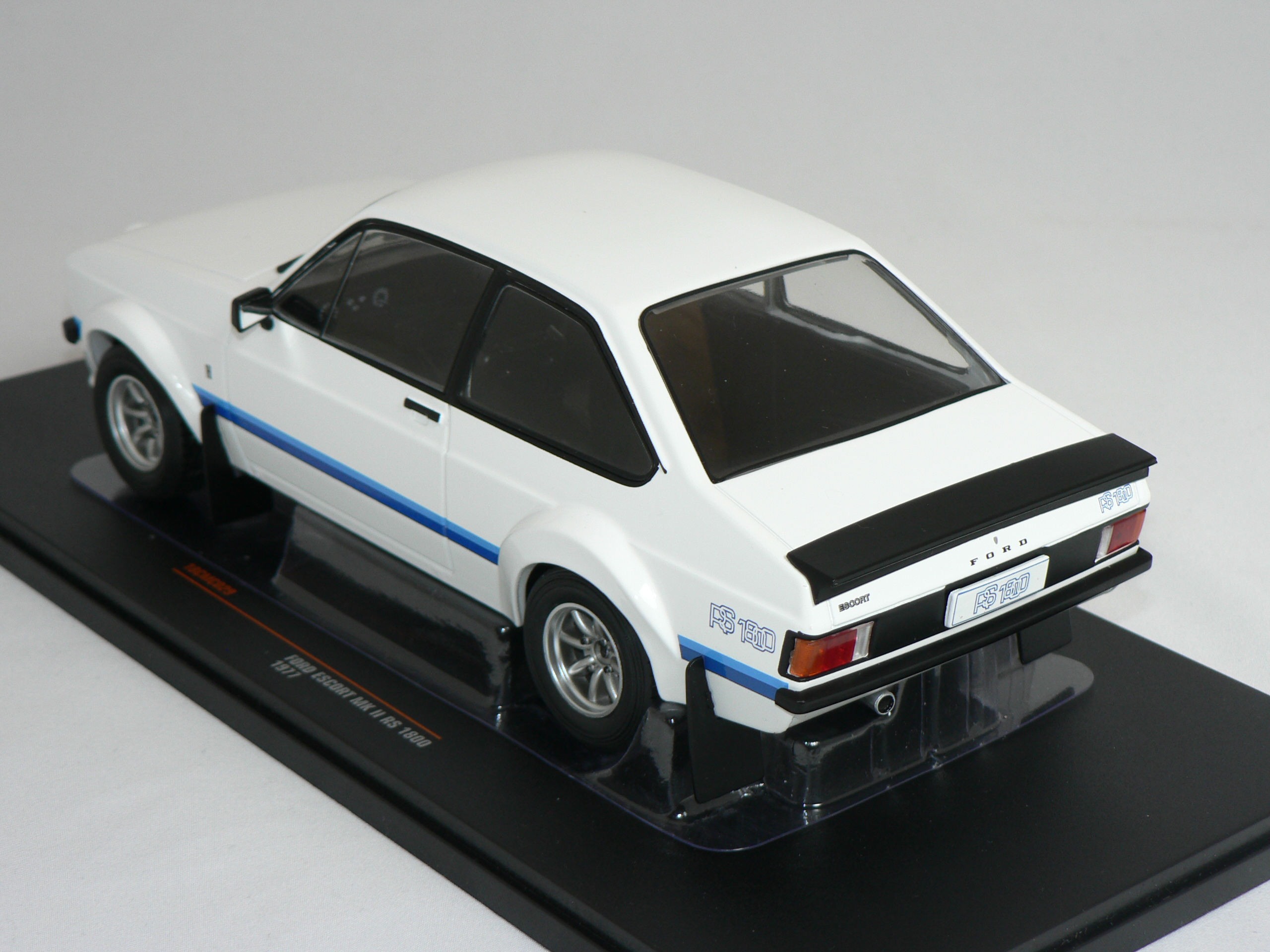 FORD ESCORT MK II RS 1800 1977 (INGET ÖPPNINGSBART)  1:18  Ixo - 2