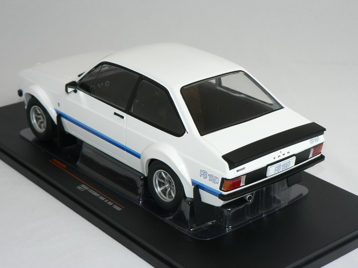 FORD ESCORT MK II RS 1800 1977 (INGET ÖPPNINGSBART)  1:18  Ixo
