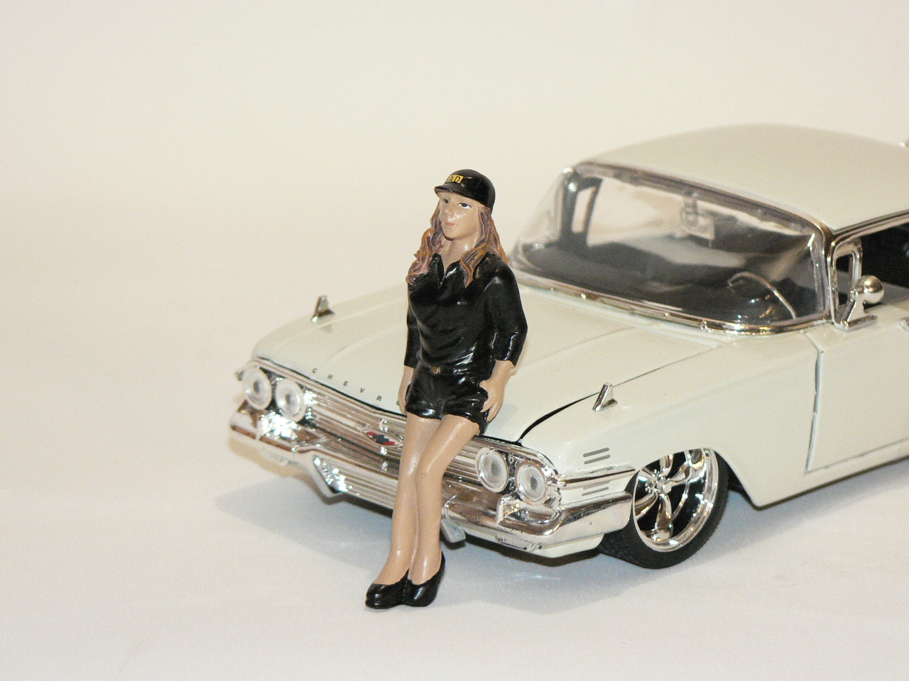 Figur 1:24  (Car Models Sue) Bil ingår ej  American Diorama